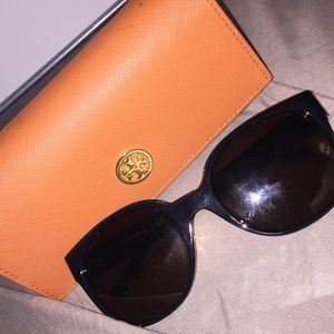 SOLD ON MERC 🚫 Tory Burch Sunglasses